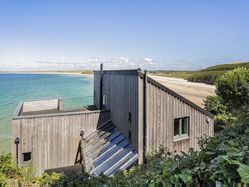 Stylish coastal holiday home with stunning sea views, modern architecture, and easy access to sandy beaches.