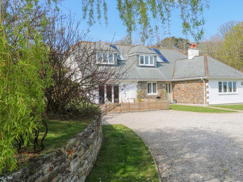 Spacious Cornish holiday home with garden, driveway, and scenic surroundings.