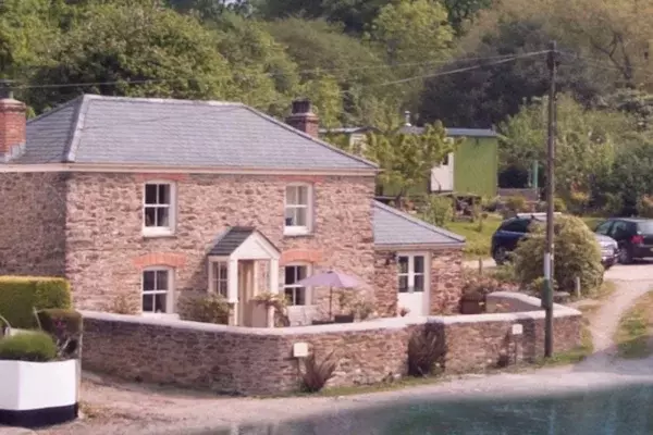 Riverside-Cottage-Outside-2