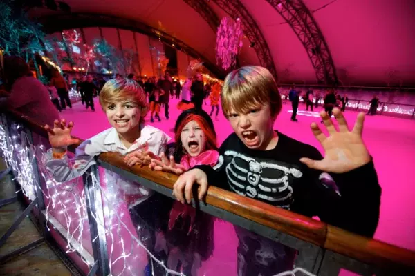 halloweden-dressed-up-children-ice-rink