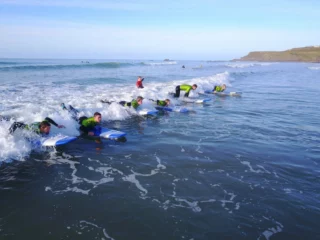 group-surf-lesson-everyone-catching-wave-together-1024x768