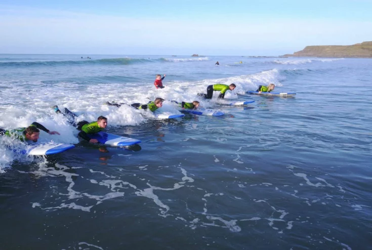 group-surf-lesson-everyone-catching-wave-together-1024x768-1-1118x752